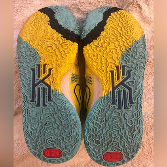 Kyrie Irving 1 World 1 People Sneakers - Picture 5 of 5